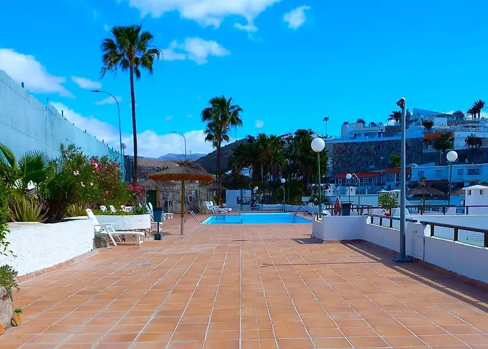 Sea View Cozy Apartment With Pool